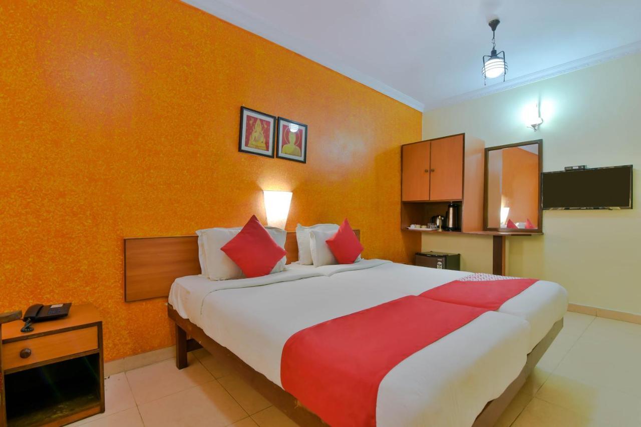 Hotel Manoshanti Панаджи Екстериор снимка