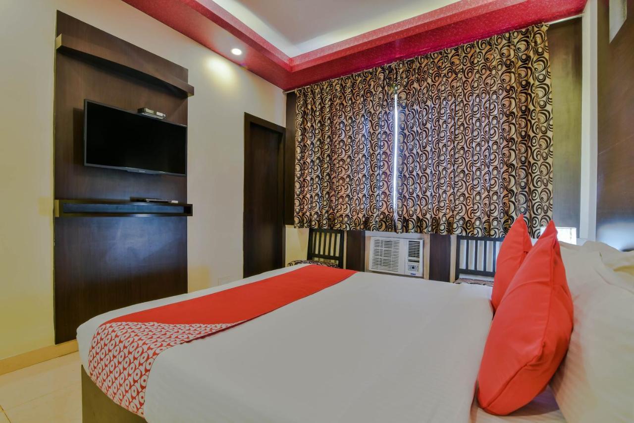 Hotel Manoshanti Панаджи Екстериор снимка