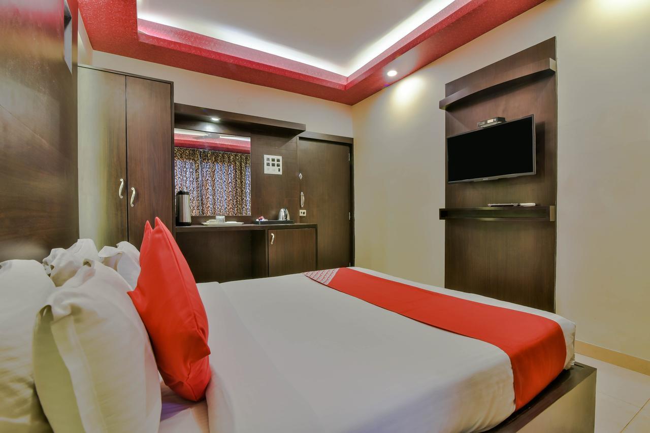 Hotel Manoshanti Панаджи Екстериор снимка