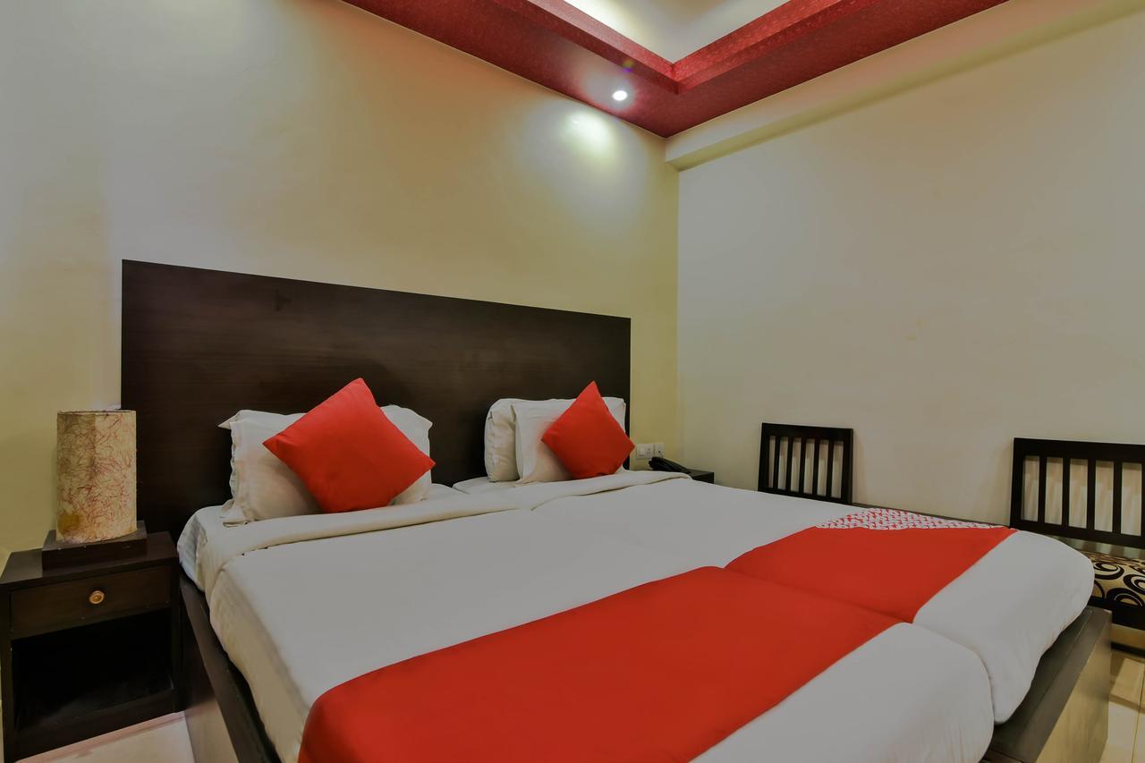 Hotel Manoshanti Панаджи Екстериор снимка