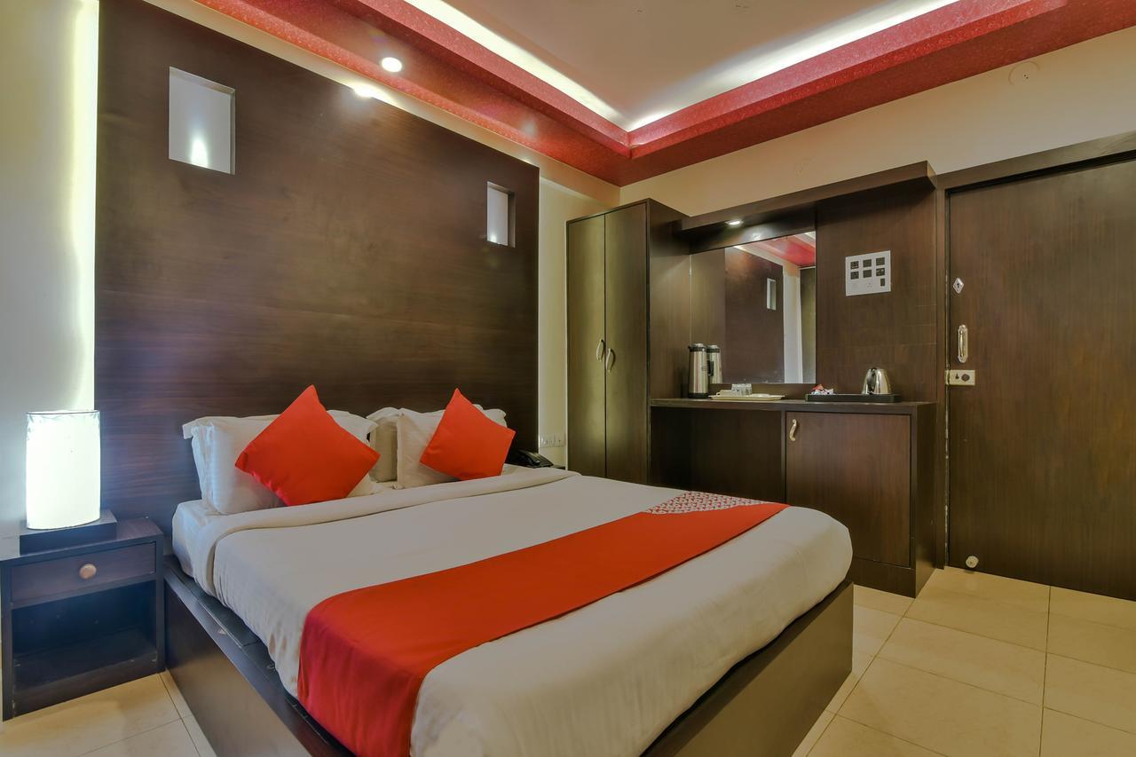 Hotel Manoshanti Панаджи Екстериор снимка