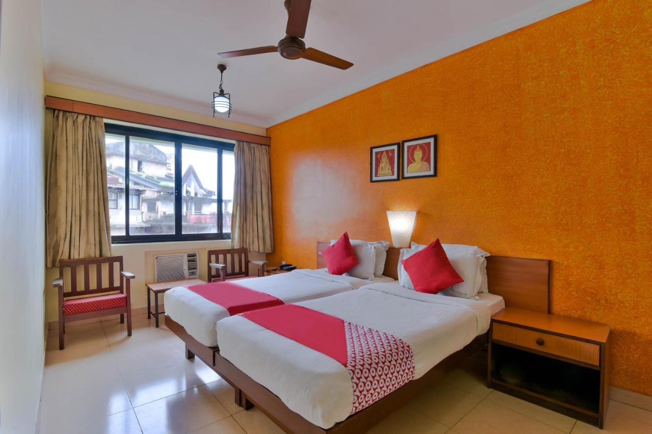 Hotel Manoshanti Панаджи Екстериор снимка