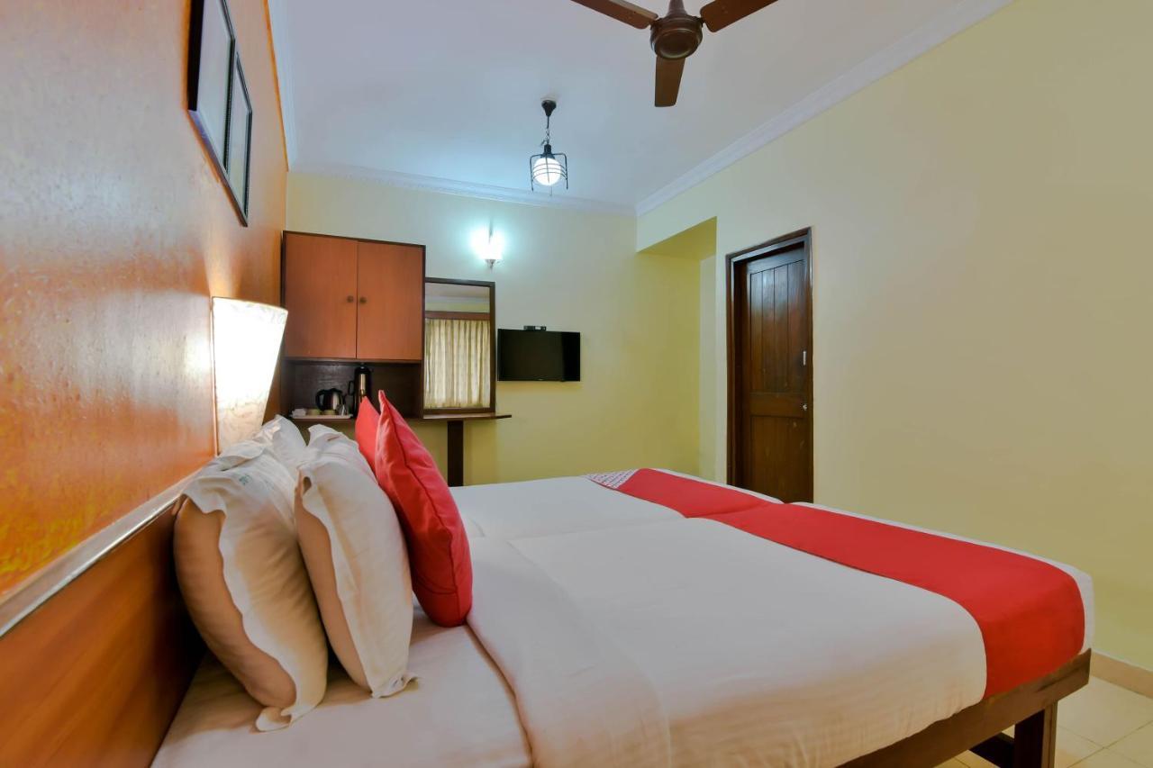 Hotel Manoshanti Панаджи Екстериор снимка