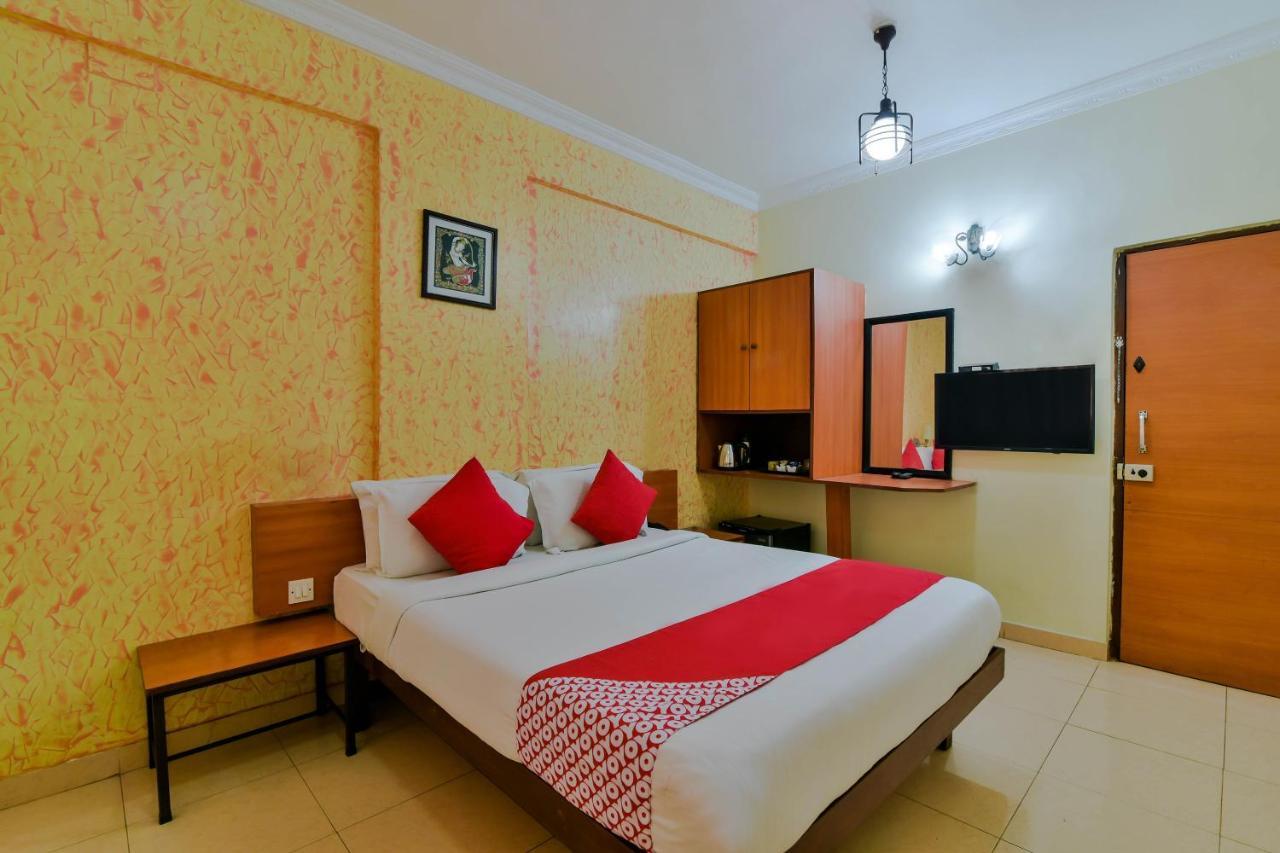 Hotel Manoshanti Панаджи Екстериор снимка