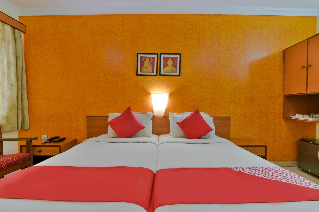 Hotel Manoshanti Панаджи Екстериор снимка