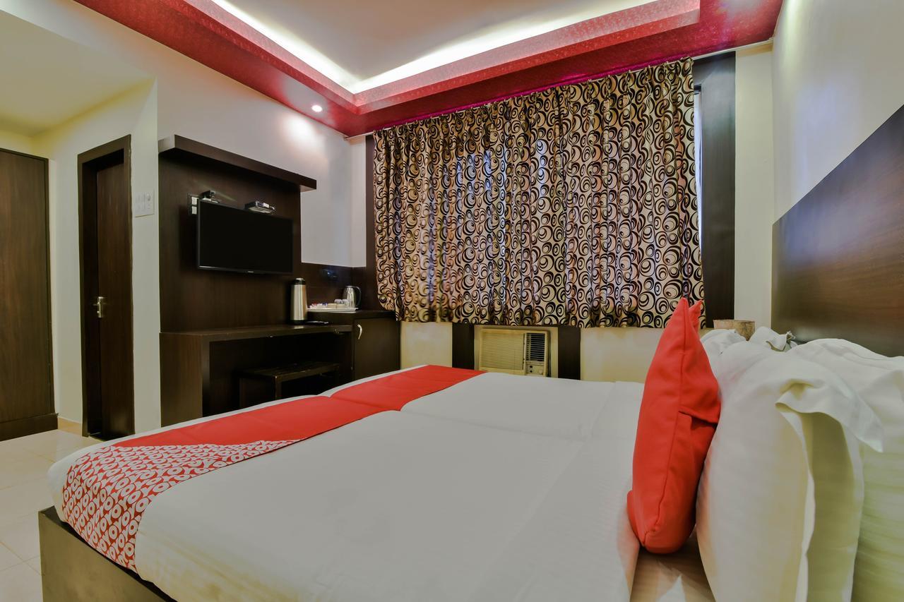 Hotel Manoshanti Панаджи Екстериор снимка